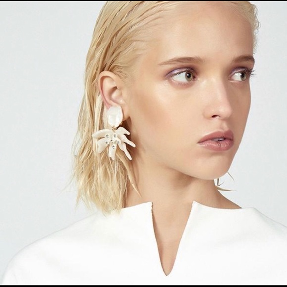 White/Gold accents Lily Resin Earring - Picture 2 of 7